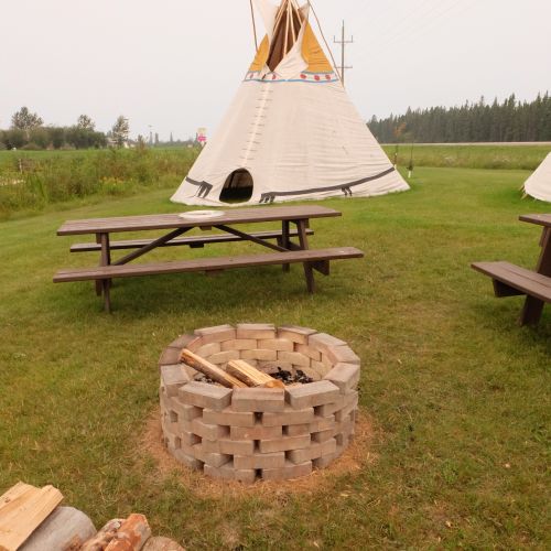 Tipi & picnic area at Kikiwak Inn